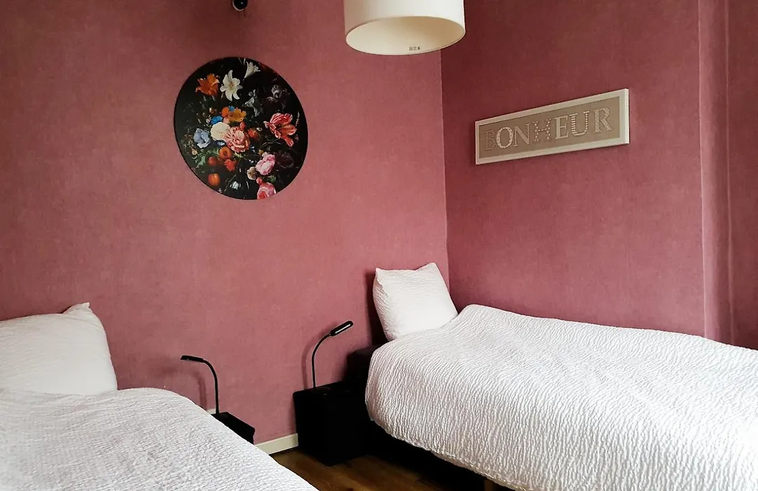 Close To Centre, 3 Rooms, 2 Bathr & Wc, Free Parking & Wifi, Spacious Living Area & Kitchen-1